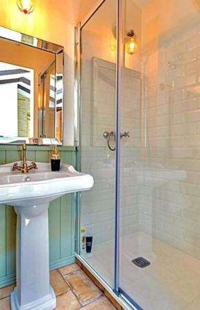 2-BR TOP FLOOR APT. IN TRENDY RUZAFA! AC+WiFi